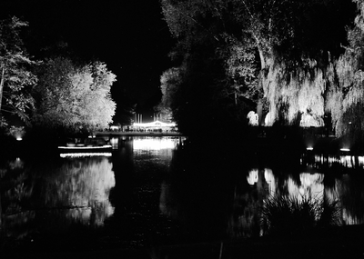 128680 Gezicht op het verlichte Wilhelminapark te Utrecht tijdens de zomeravondfeesten.